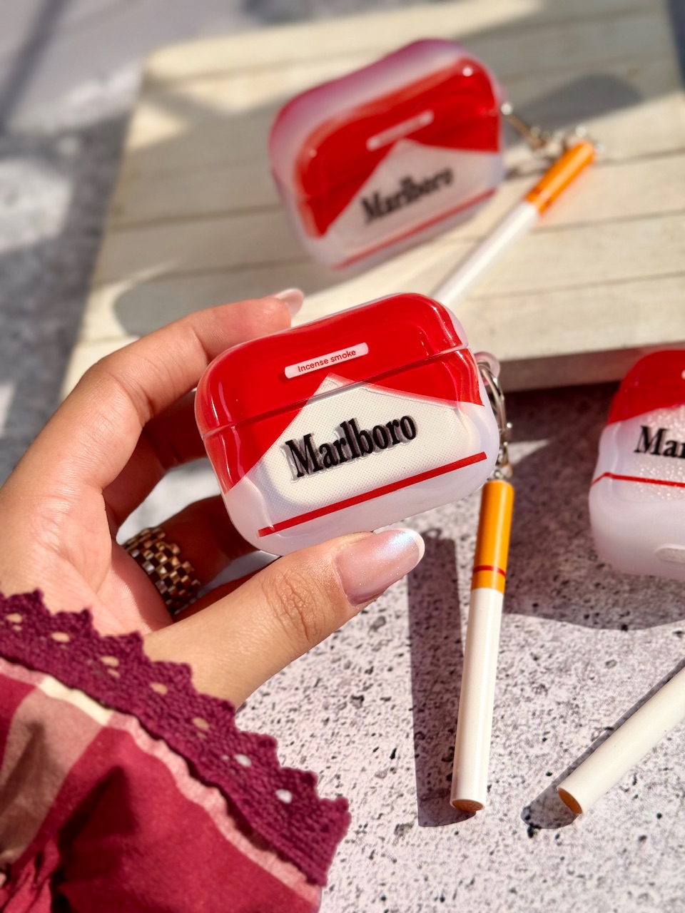 da85d2.jpeg ایرپاد Marlboro Red با آویز سیگار (کدa0287) - Image 1
