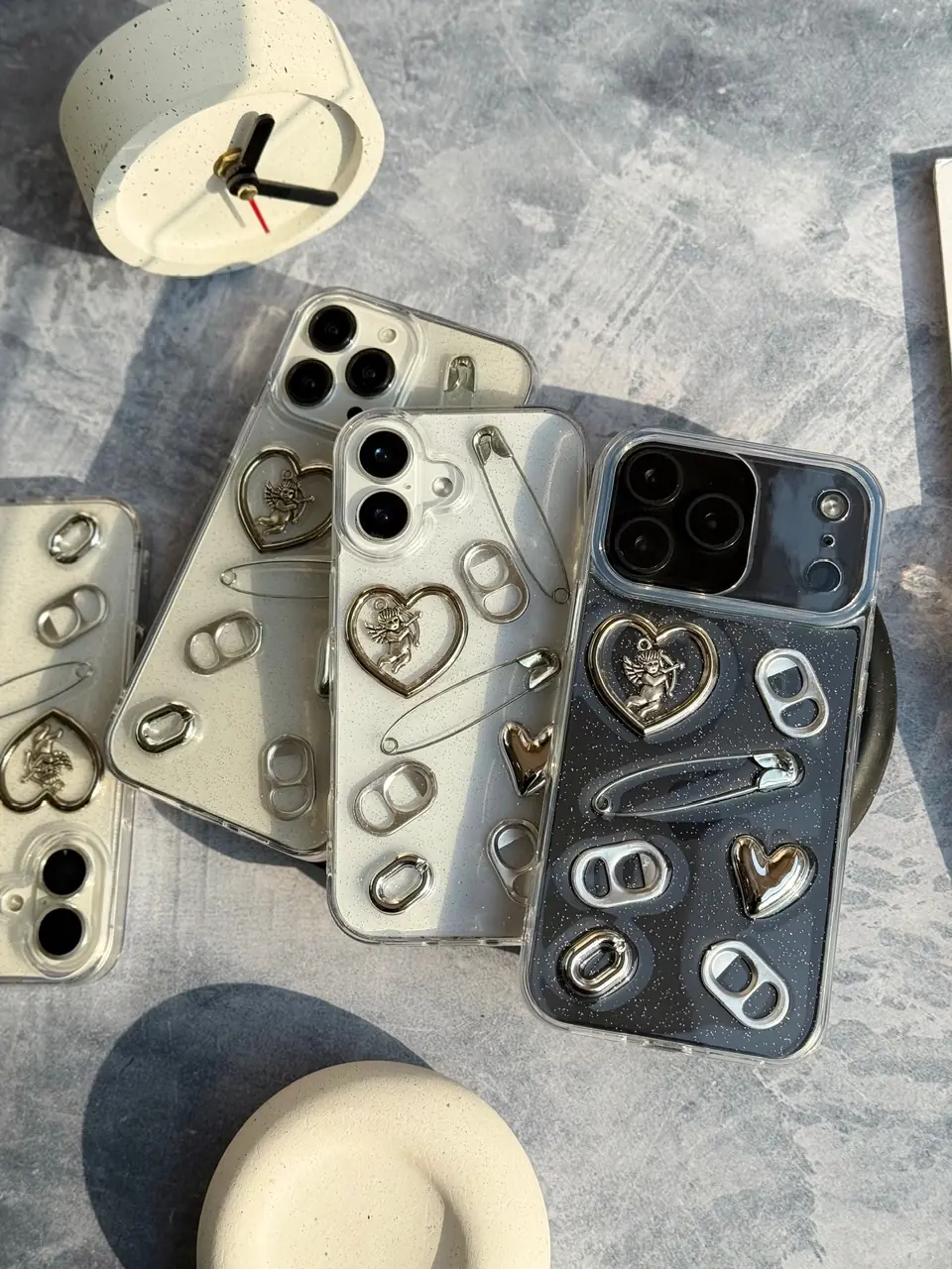 قاب آیفون سنجاق رزینی برجسته قاب آیفون سنجاق رزینی برجسته با جزئیات فلزی