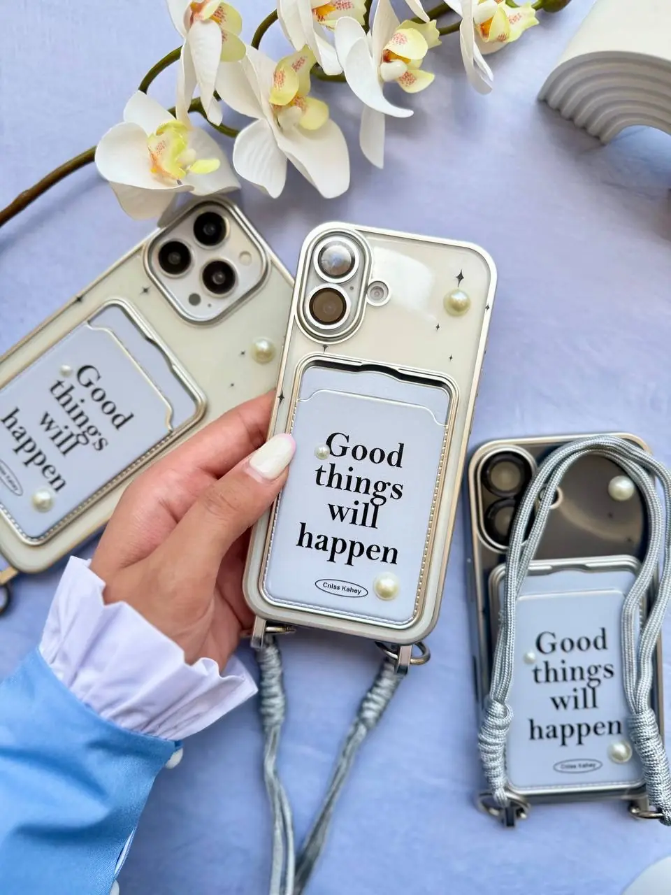 31a568 قاب جاکارتی مروارید برجسته با بند مچی دو قلاب طرح Good Things Will Happen | مناسب آیفون و سامسونگ - Image 1