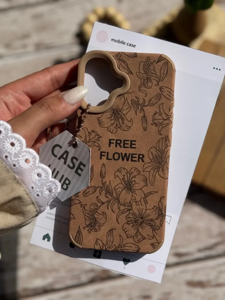 قاب آیفون گل رها مینیمال با طرح نقاشی گل روی زمینه قهوه‌ای