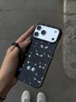 قاب دخترانه آیفون مدل گربه‌های سیاه چشم‌رنگی