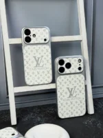 قاب آیفون طرح Louis Vuitton با لنز سفید | حکاکی LV | سری 13 تا 17 - Image 4