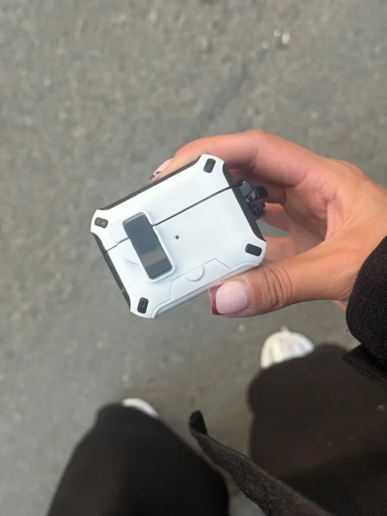 کاور ایرپاد Locker Stand مگنتی قفل دار با استند موبایل طرح کربنی